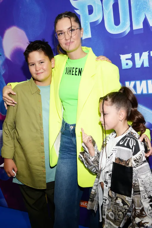 Агата Муцениеце с детьми