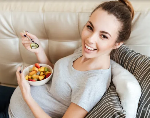 беременная ест фрукты беременная ест фрукты