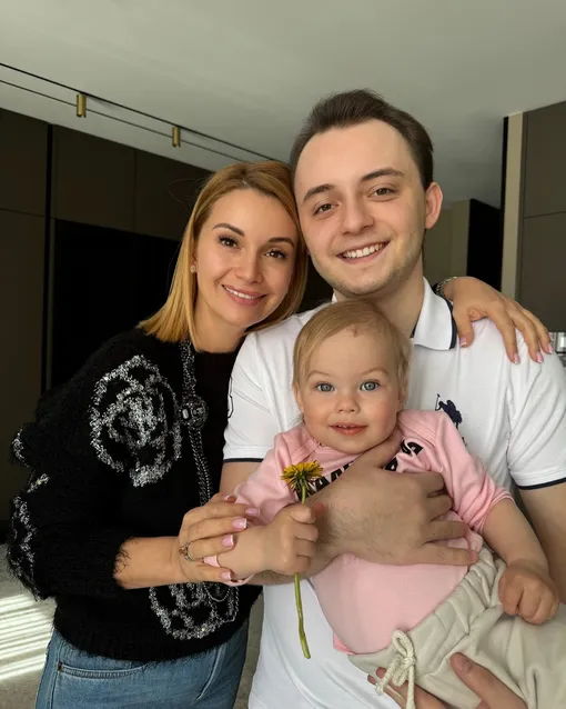 Ольга Орлова с дочерью Анной Масловой и сыном Артёмом Кармановым в мае 2024 года