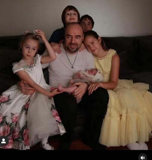 Роман Товстик с детьми