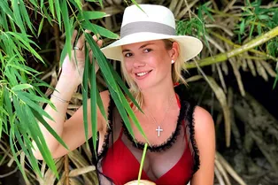 Многодетная мама Анастасия Трегубова выложила фото в бикини и раскрыла секреты своей диеты