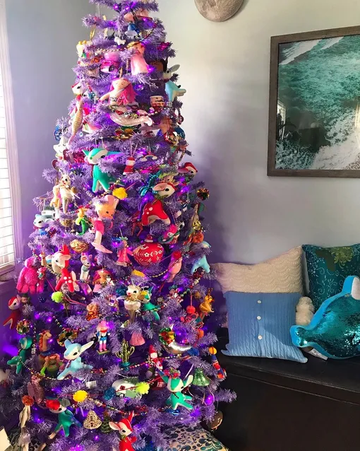 Новогодние елки необычного цвета — тренд 2026 года. Это незаурядный способ украсить дом и квартиру к году Огненной Лошади.