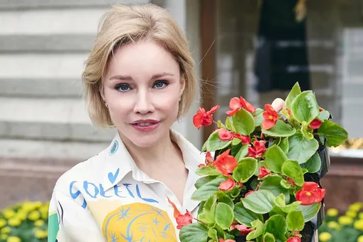 «Такая красивая улыбка»: Марина Зудина в день своего 60-летия выложила селфи с дочерью от Олега Табакова «Такая красивая улыбка»: Марина Зудина в день своего 60-летия выложила селфи с дочерью от Олега Табакова