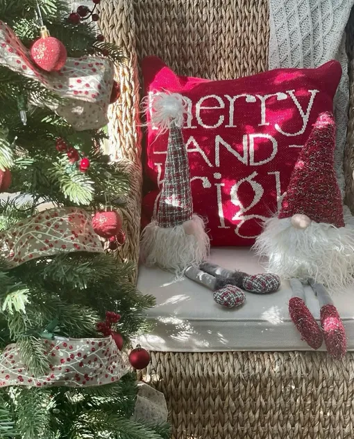 Яркие подушки с новогодними принтами помогут быстро и бюджетно украсить дом к Новому году 2026. А если выбрать красный цвет для оформления интерьера, то можно привлечь деньги и удачу в Новом году, так как это любимый цвет Огненной лошади. Яркие подушки с новогодними принтами помогут быстро и бюджетно украсить дом к Новому году 2026. А если выбрать красный цвет для оформления интерьера, то можно привлечь деньги и удачу в Новом году, так как это любимый цвет Огненной лошади.