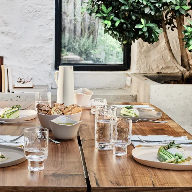 Глубокие тарелки для всех блюд и отсутствие скатерти. Показываем, как модно сервировать стол в 2023 году