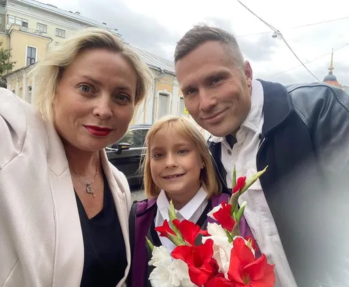 Светлана Пермякова и Максим Скрябин с дочерью Варварой в сентябре 2022 года фото
