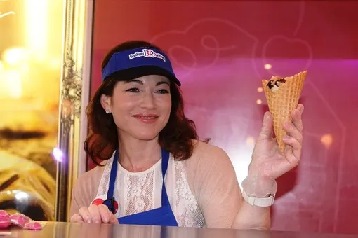 Знаменитости встали за прилавок (с мороженым) Знаменитости встали за прилавок (с мороженым)