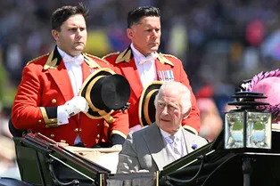 Вопиющая несправедливость: зарплата сотрудников короля Карла вызвала скандал во дворце