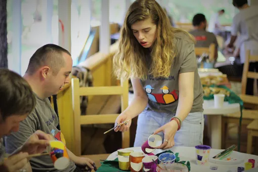 Житель квартиры сопровождаемого проживания Сергей Х. и сотрудница фонда «Жизненный путь» Арина Муратова в мастерской