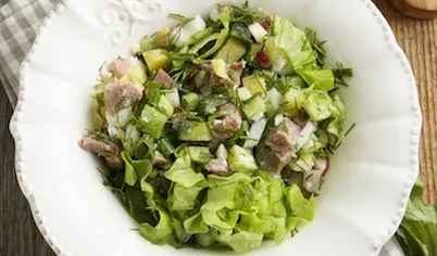 Салат, укроп и лук промойте, обсушите и затем мелко порубите.