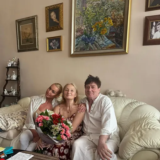 Анастасия Волочкова с матерью в начале августа 2025 года Анастасия Волочкова с матерью в начале августа 2025 года