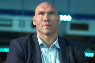 «Светик, врубай!» Николай Валуев показал, как купаются в Крещение чемпионы