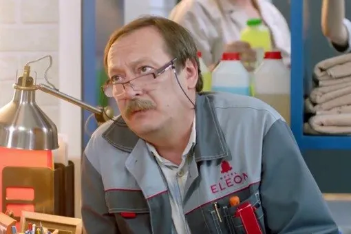 Дядя Боря — профессионал. Сергей Лавыгин из «Кухни» показал фокус Владислава Ветрова Дядя Боря — профессионал. Сергей Лавыгин из «Кухни» показал фокус Владислава Ветрова