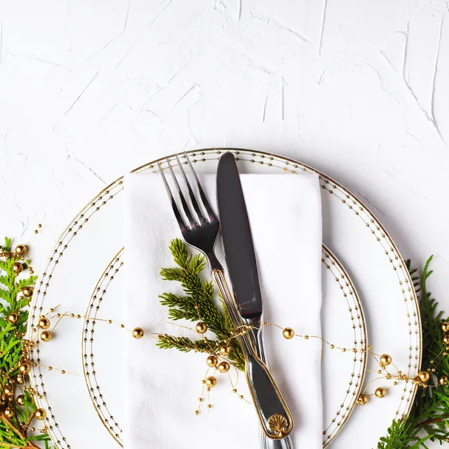 Маленький стол — много гостей: как красиво подать еду в небольшой квартире? Маленький стол — много гостей: как красиво подать еду в небольшой квартире?