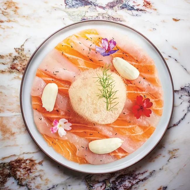 Как приготовить и подать красную рыбу: от блинных рулетов до онигири