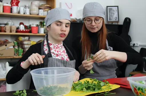 Жительница квартиры сопровождаемого проживания Женя и директор фонда «Жизненный путь» Марина Быкова