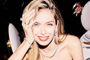 Вера Брежнева прогулялась по пляжу топлес