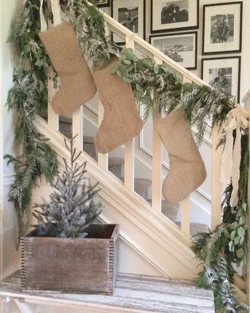 рождественские носки на лестнице рождественские носки на лестнице