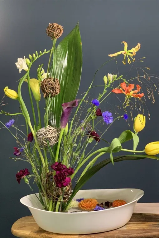 Не бойтесь экспериментировать с разными цветами, формами и размерами. Создавайте свои уникальные композиции и наслаждайтесь процессом! Создание цветочной композиции с помощью кэнзана — это увлекательное и творческое занятие. Следуя этой инструкции, вы сможете создать красивую и гармоничную композицию, которая станет украшением вашего дома или подарком для близких.