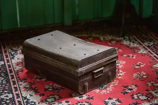 Парень нашел на чердаке коробку, которую не открывали 80 лет — и заглянул в неё