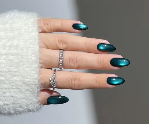 Маникюр бархатное стекло на Новый год 2026