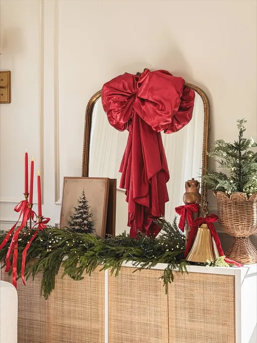 Хвойная гирлянда и бант станут отличными новогодними украшениями для гостиной для встречи Нового года 2026, их очень просто сделать своими руками. Если использовать в новгоднем декоре красный, то это понравится Огненной Лошади и принесет удачу и деньги в новом году. Хвойная гирлянда и бант станут отличными новогодними украшениями для гостиной для встречи Нового года 2026, их очень просто сделать своими руками. Если использовать в новгоднем декоре красный, то это понравится Огненной Лошади и принесет удачу и деньги в новом году.