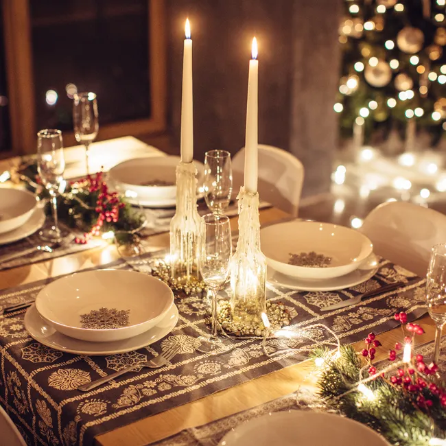 Нужны ли посуда и скатерти с новогодним принтом? 4 совета по праздничной сервировке от декоратора