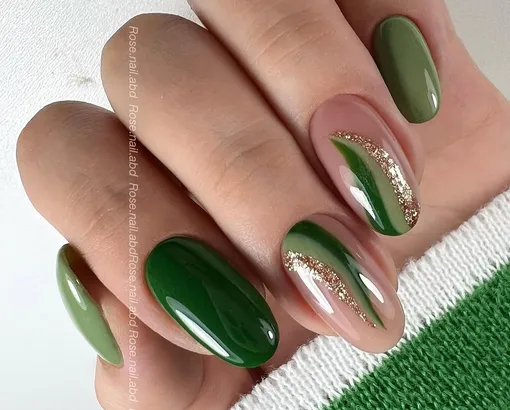 Зелёный с золотом Маникюр к 8 марта 2026