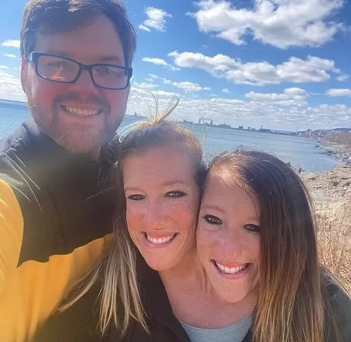 Джош Боулинг, Эбби и Бриттани Хенсел Джош Боулинг, Эбби и Бриттани Хенсел