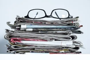 Не спешите выбрасывать! 10 способов использования старых газет в быту