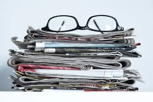 Не спешите выбрасывать! 10 способов использования старых газет в быту