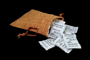 Почему не стоит выбрасывать пакетики силикагеля, и как они пригодятся в быту?