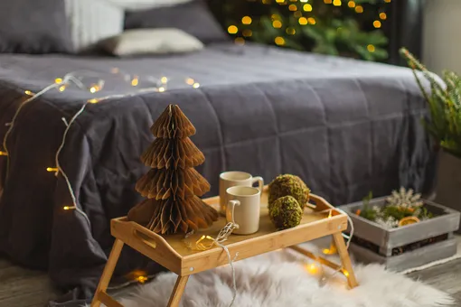 Мини‑елки, светодиодные ленты и главный цвет этой зимы: 15 идей с фото для украшения спальни к Новому году 2026 Мини‑елки, светодиодные ленты и главный цвет этой зимы: 15 идей с фото для украшения спальни к Новому году 2026