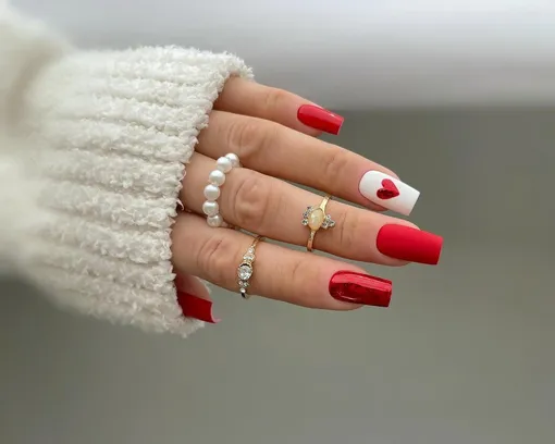 Классический красный к 8 марта Маникюр на 8 марта 2026