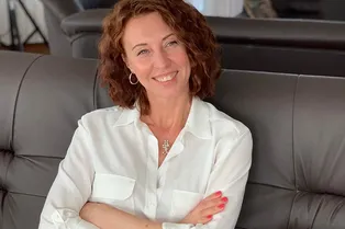 «Какая модненькая стрижка!» Наталья Сенчукова поделилась школьной фотографией