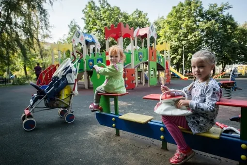 В Петербурге служащая МВД избила маму двухлетнего ребенка на детской площадке В Петербурге служащая МВД избила маму двухлетнего ребенка на детской площадке