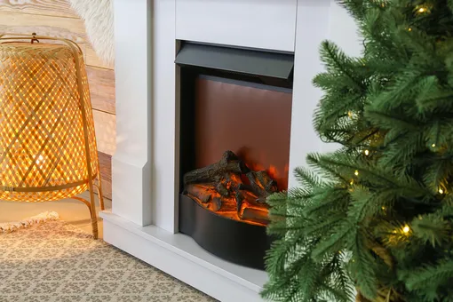 3 места, на которых никогда нельзя устанавливать новогоднюю ёлку