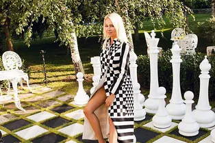 «Сзади красиво, спереди странно»: необычный наряд Яны Рудковской снова не оценили подписчики