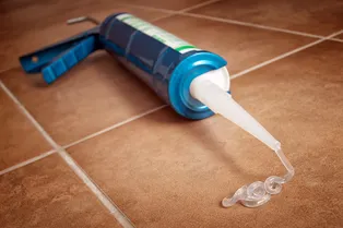 8 бытовых проблем, которые можно исправить с помощью герметика