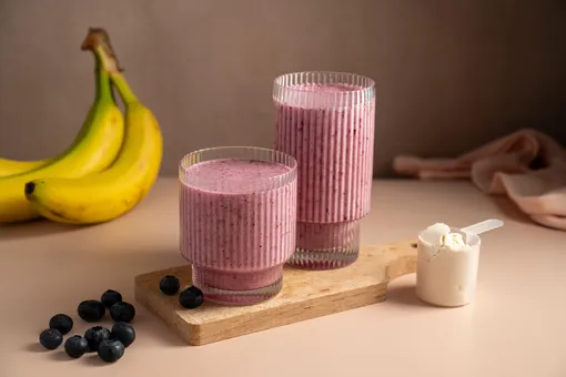Банановый смузи с ягодами и йогуртом Банановый смузи с ягодами и йогуртом