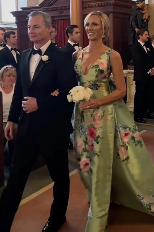 Лори Девитт в платье с глубоким вырезом, съемным бантом и шлейфом Лори Девитт в платье с глубоким вырезом, съемным бантом и шлейфом