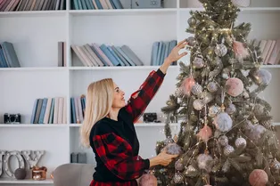 6 хитрых способов навести чистоту, не трогая праздничный декор