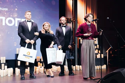 Анастасия Быкова и Наталья Халаманова, награждение в номинации «Зоо-блогер»