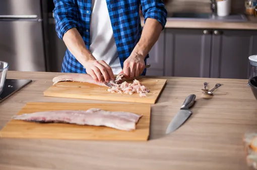 С помощью обычной ложки можно получить не мелко нарубленный и правильной текстуры фарш без костей С помощью обычной ложки можно получить не мелко нарубленный и правильной текстуры фарш без костей