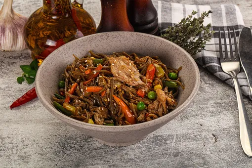 лапша соба со свининой и овощами