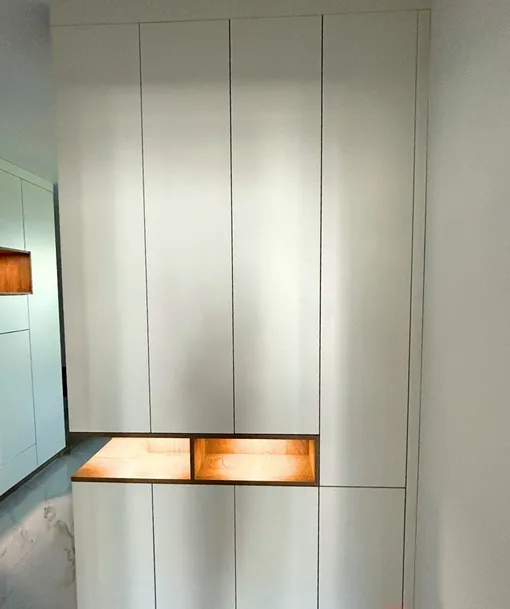 Встроенные ниши заменяют декор и не перегружают маленькую прихожую Встроенные ниши заменяют декор и не перегружают маленькую прихожую