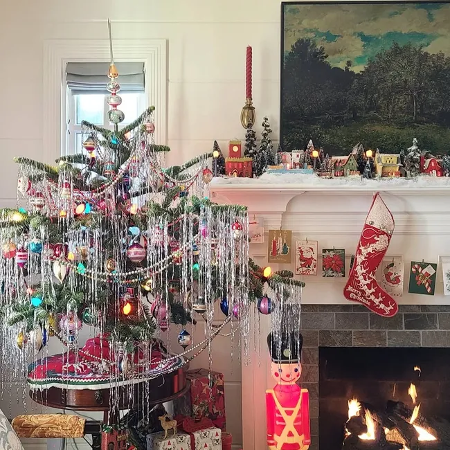 Как украсить гостиную к Новому году 2026 — 40 фото