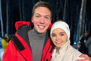 Золотые шары и красные снежинки: Дина Аверина и Дмитрий Соловьёв нарядили первую семейную ёлку