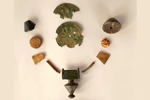 «Дама с перевёрнутой диадемой»: в Греции нашли останки знатной женщины с символом утраченной власти