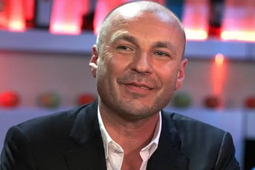 «Фигура как хрустальная ваза»: Александр Жулин позирует на крыше с молодой женой «Фигура как хрустальная ваза»: Александр Жулин позирует на крыше с молодой женой